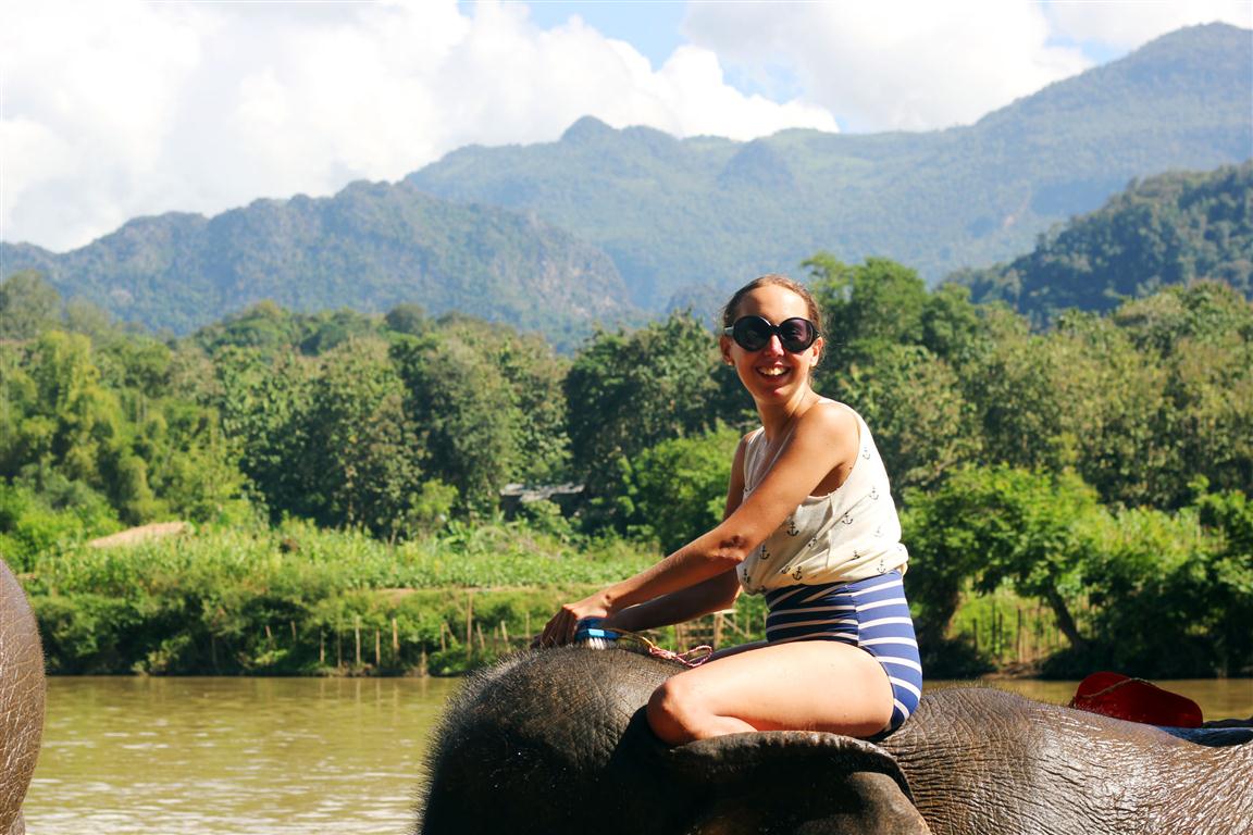el sofa amarillo montar en elefante en laos (32)