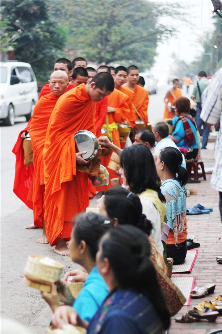 el sofa amarillo limosna monjes laos luang prabang (12)