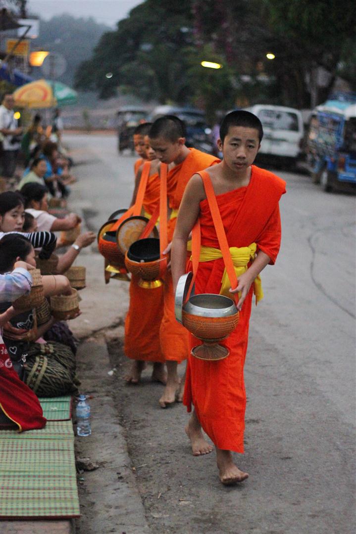 el sofa amarillo limosna monjes laos luang prabang (7)