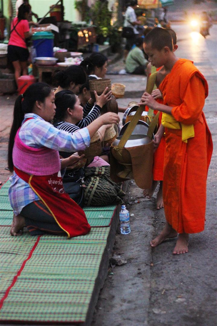 el sofa amarillo limosna monjes laos luang prabang (8)